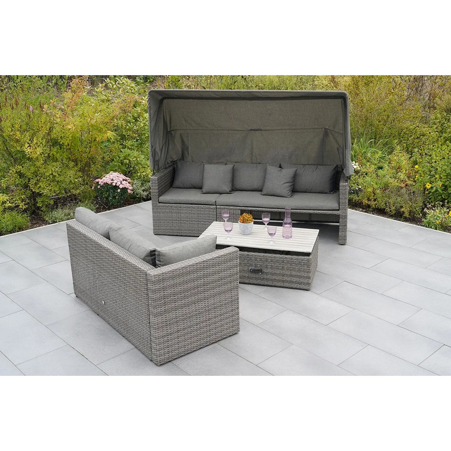 Gartenmöbel Lounge-Gruppe San Marco aus grauem Kunststoffgeflecht mit Dach und Tisch.