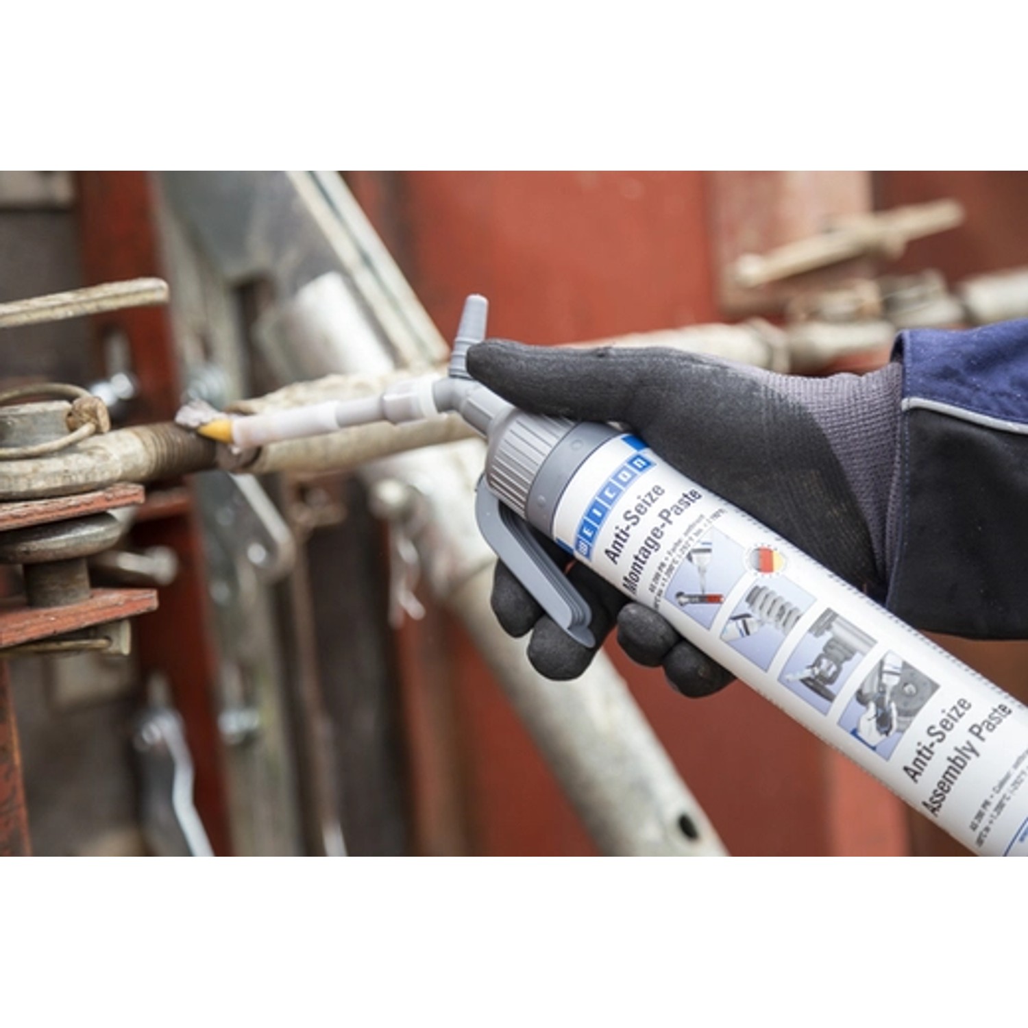 WEICON Anti-Seize AS 85 Tube (85 g) Schmierstoff wird aufgetragen.