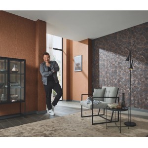 Wohnraum mit Guido Maria Kretschmer Vliestapete Shine in Anthrazit mit floralem Muster.