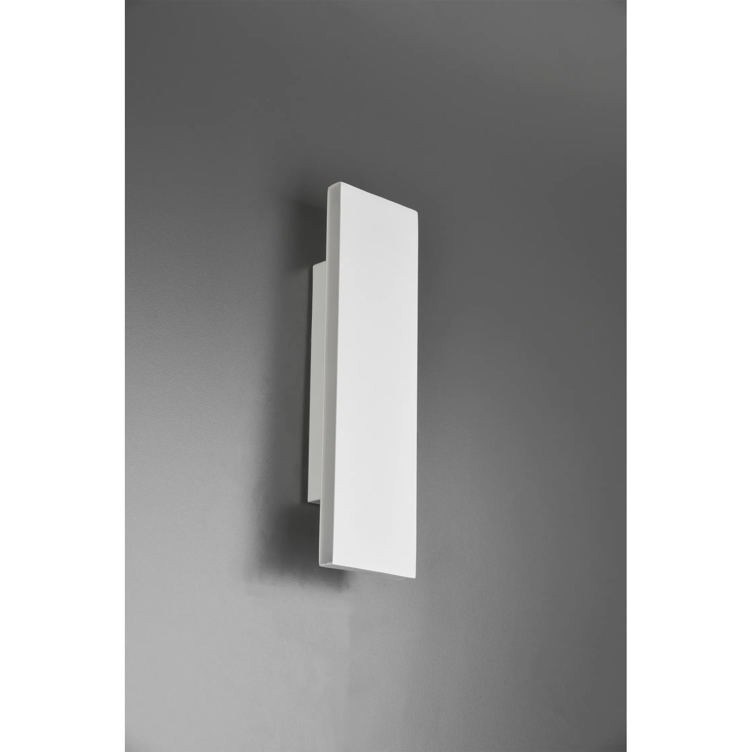 Weiße, 2-flammige Trio LED-Wandlampe Concha mit warmweißem Licht an grauer Wand.