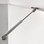 Hettich Klappenstütze Lift Basic aus Stahl und Kunststoff, montiert an einer weißen Möbelfront.