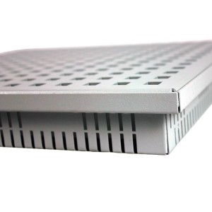Nahaufnahme eines Kantfuchs24 Terrassenrosts aus Magnelis Stahl, RAL9006, 400x400mm, mit quadratischen Perforationen für Entwässerungsrinnen.