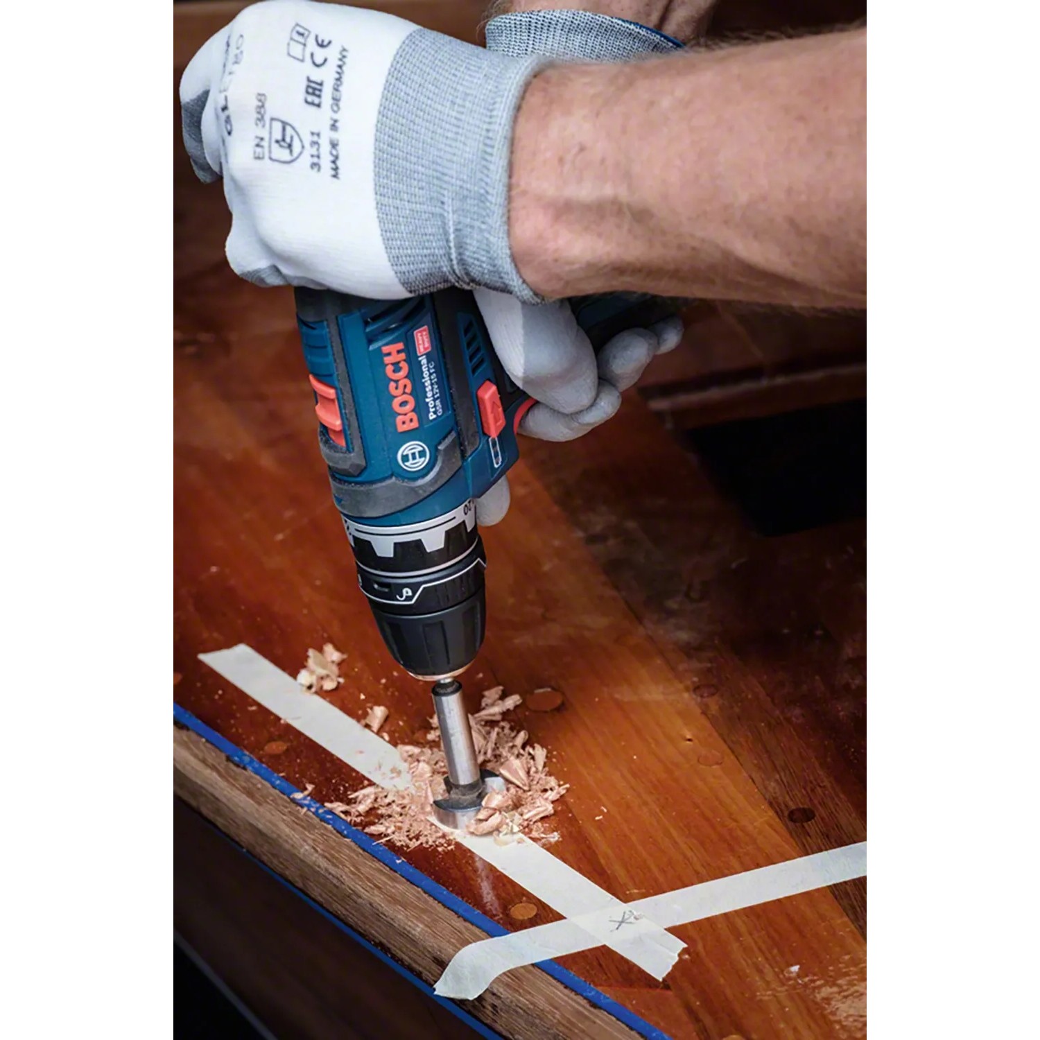 Bosch Professional Akku-Bohrschrauber GSR 12V-15 FC beim Bohren in Holz.