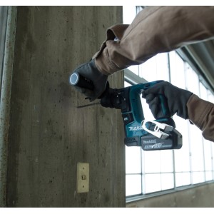 Makita Akku-Bohrhammer DHR171RAJ beim Bohren in Betonwand, inklusive Akkus und Koffer.