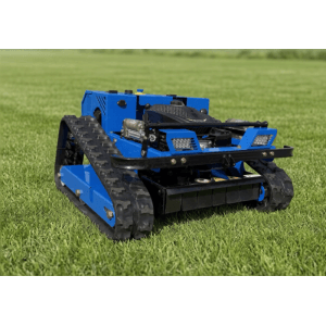 Blauer ferngesteuerter Benzin-Rasenmäher CW-500 PLUS mit Ketten auf Gras. Ideal für Hänge und schwer zugängliche Bereiche.
