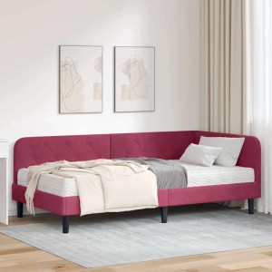 Weinrotes Samt Eckbettgestell mit Matratze, L-förmig, in modernem Schlafzimmer. Platzsparendes Einzelbett.