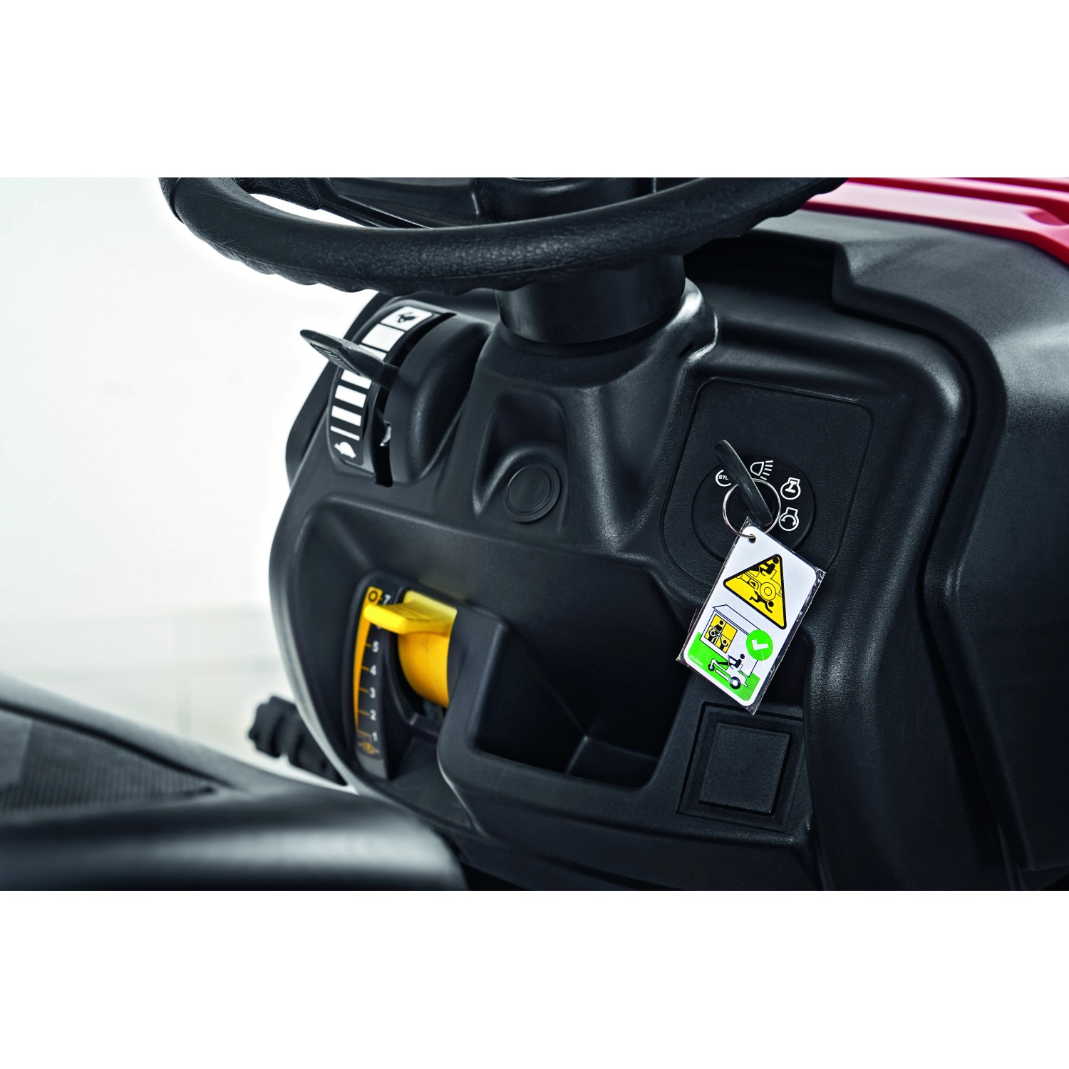 Cockpit des Troy-Bilt Rasentraktor Pony 92T-S mit Lenkrad, Zündschloss und Bedienelementen.