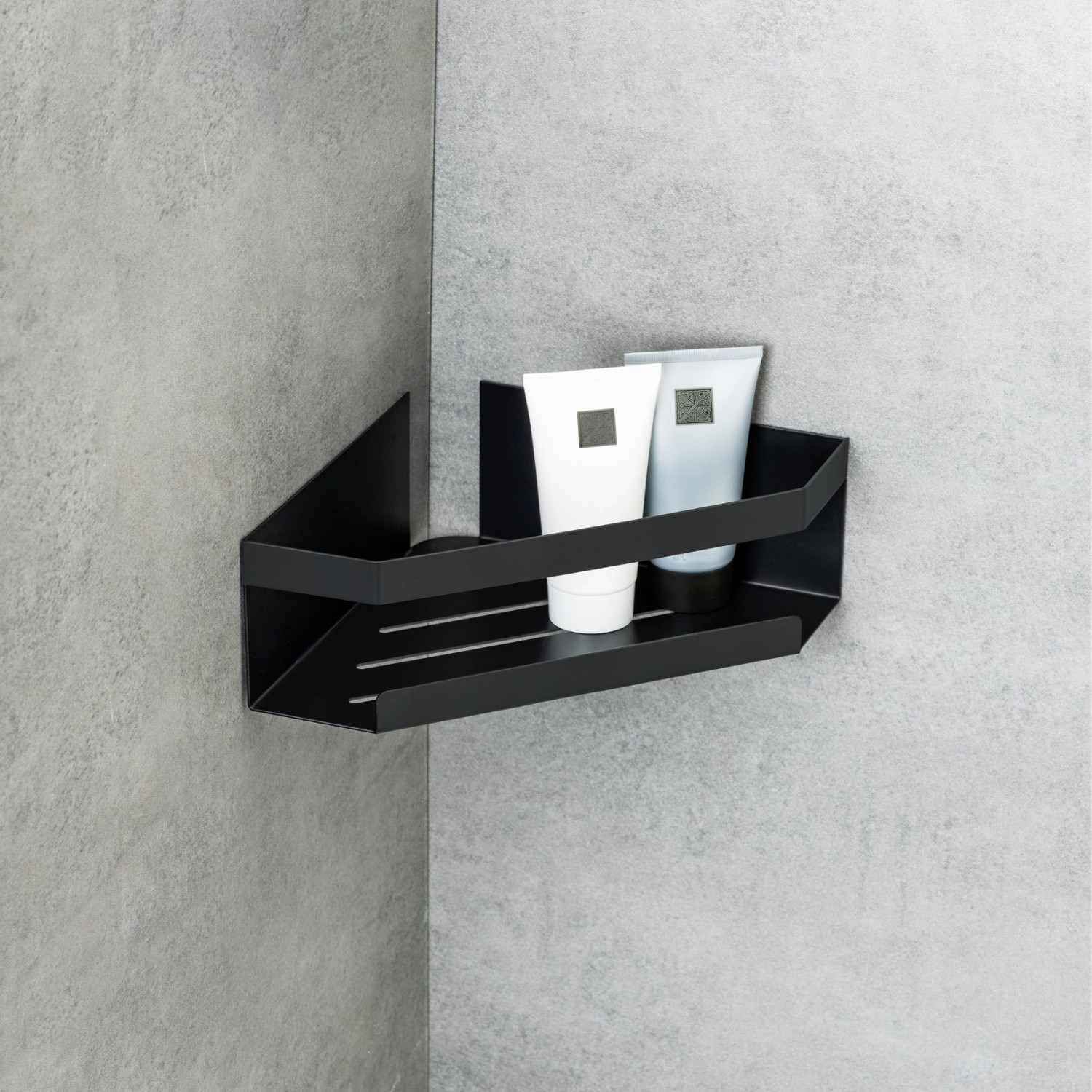 Schwarze Schöner Wohnen Eckablage Meleto aus Edelstahl mit zwei Tuben im Badezimmer.