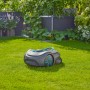 Gardena Mähroboter Sileno Smart Free 600 auf Rasen. Kabelloser Rasenmäher mit Ladestation im Garten.