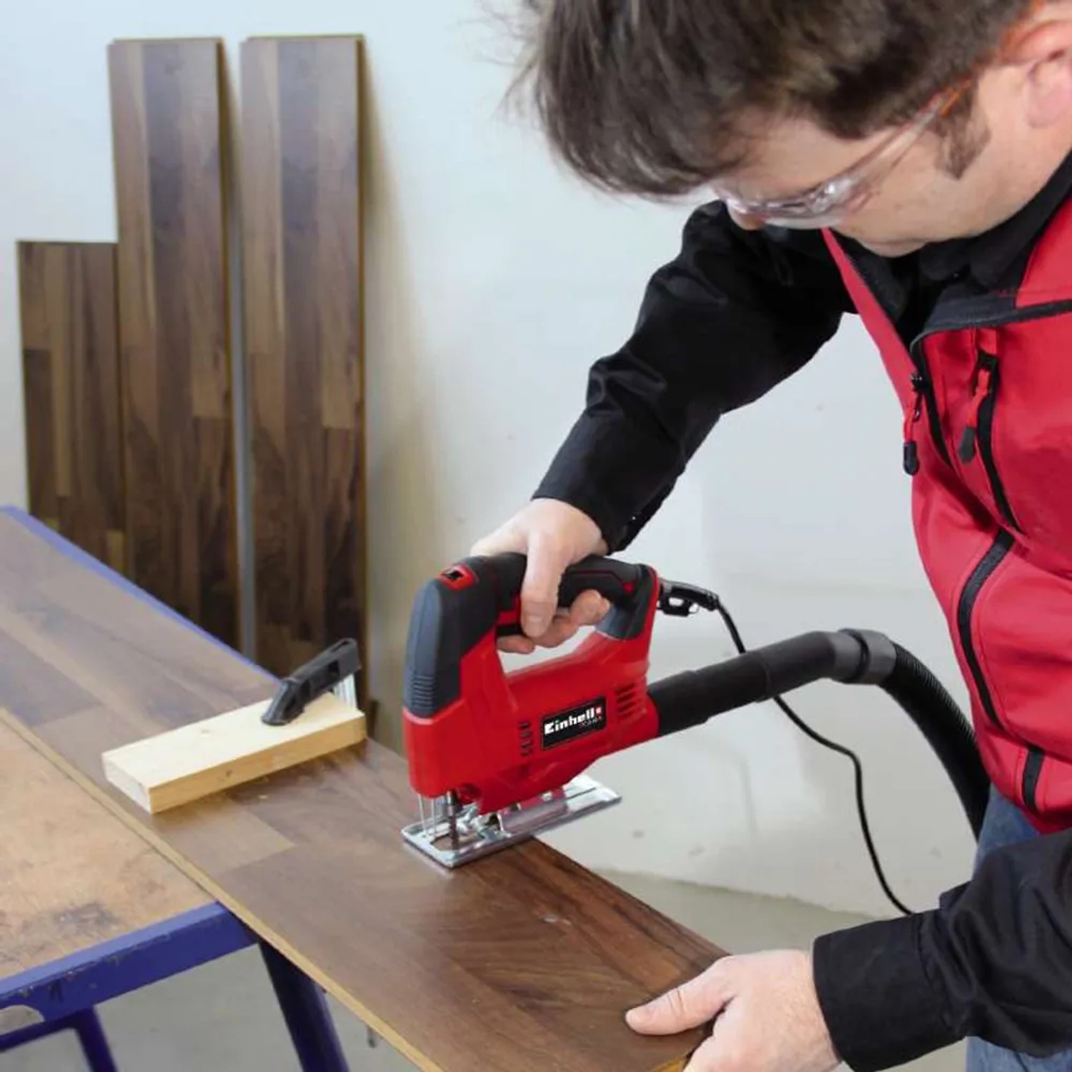 Einhell Stichsäge TC-JS 60/1 in Nutzung beim Holzsägen. Rote Stichsäge mit Staubabsaugung.