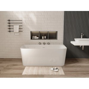 Weiße Vente-unique Vorwandbadewanne Atesa (150 cm) aus Acryl in modernem Bad mit Holzoptikboden.