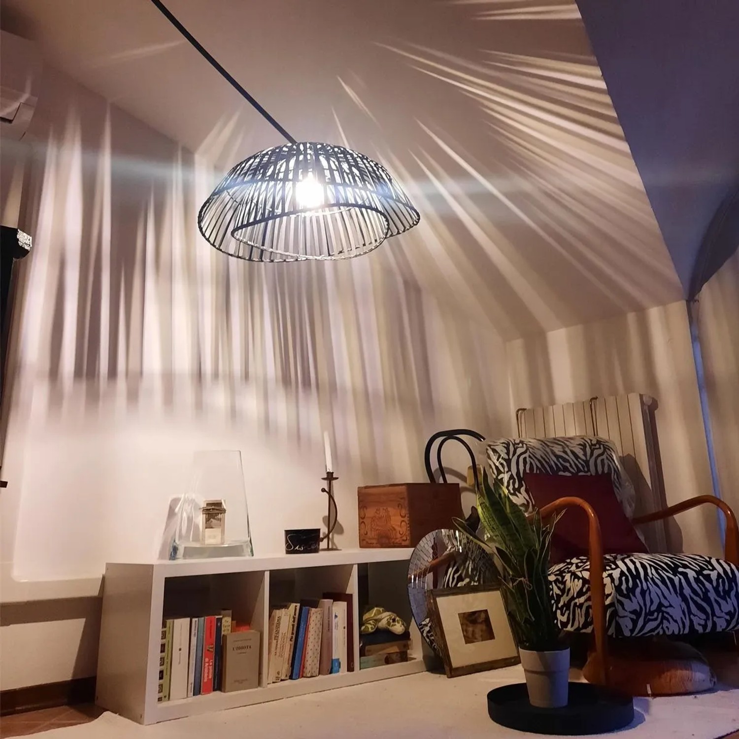 Orientalische Bogenlampe Pua mit schwarzem Bambusschirm in Wohnraum-Szene.
