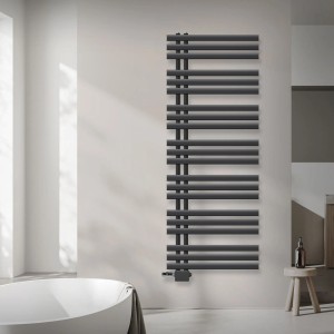 Anthrazitfarbener LuxeBath Badheizkörper Iron 600x1600mm mit Thermostat im modernen Bad.