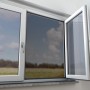Fiberglasnetz in Anthrazit am Fensterrahmen, Insektenschutz