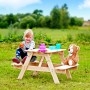 Timbela Kindersitzgarnitur M012-1: Holztisch mit Kind und Teddy im Garten.