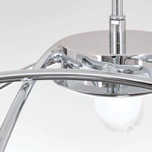 Detailaufnahme der chromfarbenen Orion Hängeleuchte Carla mit floralem Design und Glasschirmen.