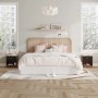 Zwei braun-schwarze MDF Nachttische mit Schublade und offenem Fach im Schlafzimmer. Ideal als Ablage.