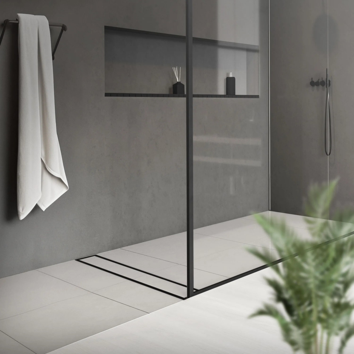 Schwarze LuxeBath Duschrinne 100cm 2in1 befliesbar, extra flach im modernen Bad.