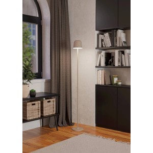Sandfarbene EGLO LED Akku Stehlampe MANNERA-L mit Touchdimmer, kabellos und IP54 geschützt.