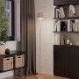 Sandfarbene EGLO LED Akku Stehlampe MANNERA-L mit Touchdimmer, kabellos und IP54 geschützt.
