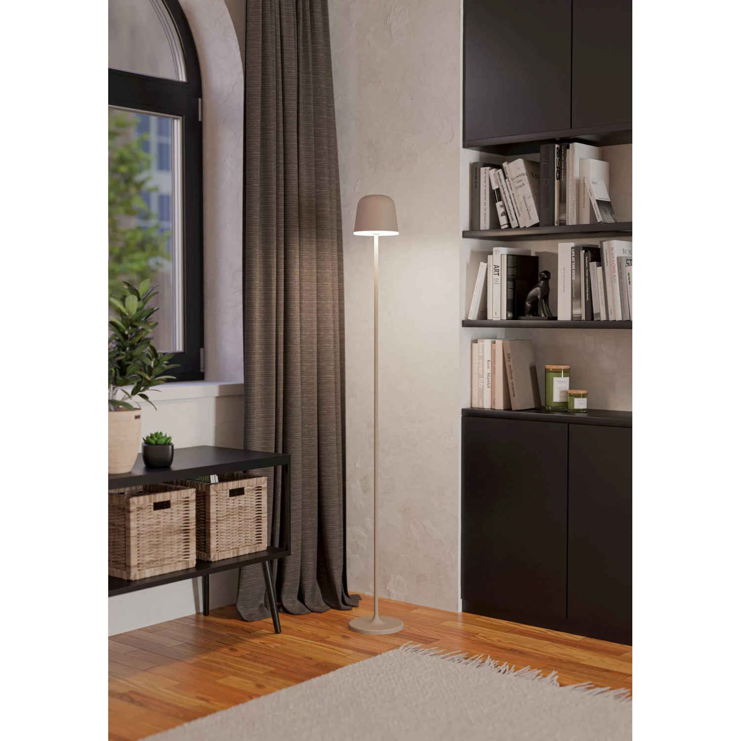 Sandfarbene EGLO LED Akku Stehlampe MANNERA-L mit Touchdimmer, kabellos und IP54 geschützt.
