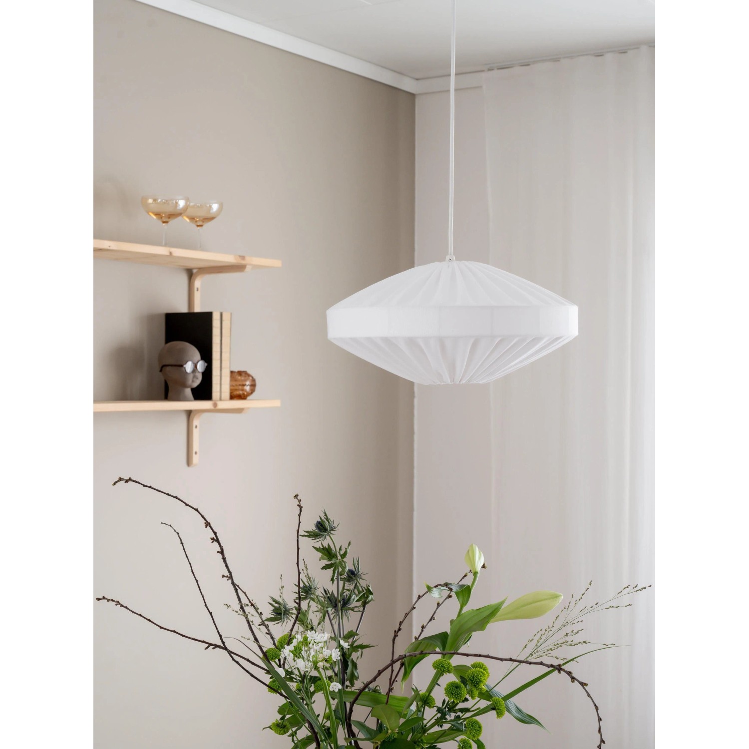 Weiße PR Home Edith Pendelleuchte im skandinavischen Design. Stoffschirm, handgefertigt.