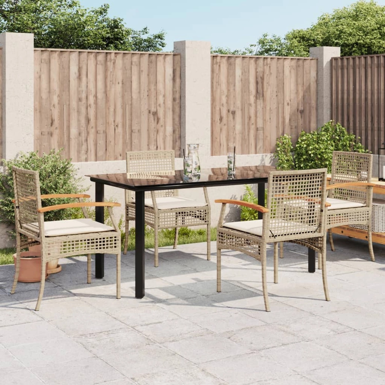 5-tlg. Garten-Essgruppe: Tisch mit Glasplatte, 4 Rattan-Stühle mit Kissen in Beige.