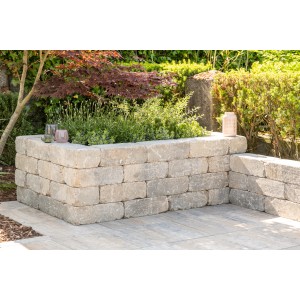 Diephaus Mauerstein Collo Muschelkalk als Gartenmauer mit Pflanzen bepflanzt.