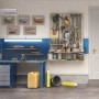 Werkbank mit Philips LED-Lichtleiste Projectline für optimale Ausleuchtung.