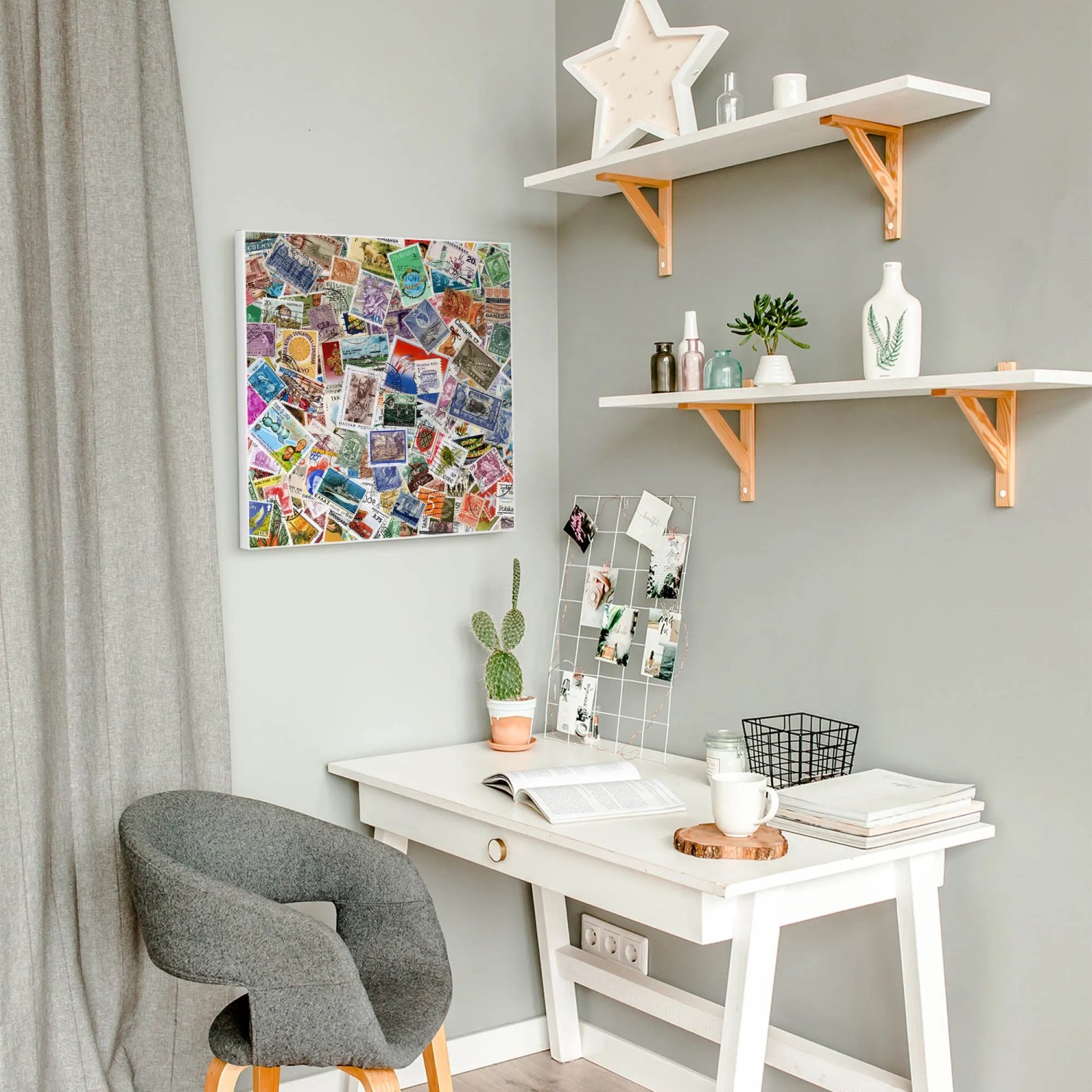 Banjado Magnettafel 50x50 cm mit Briefmarken-Motiv und 4 Magneten als Wanddekoration.