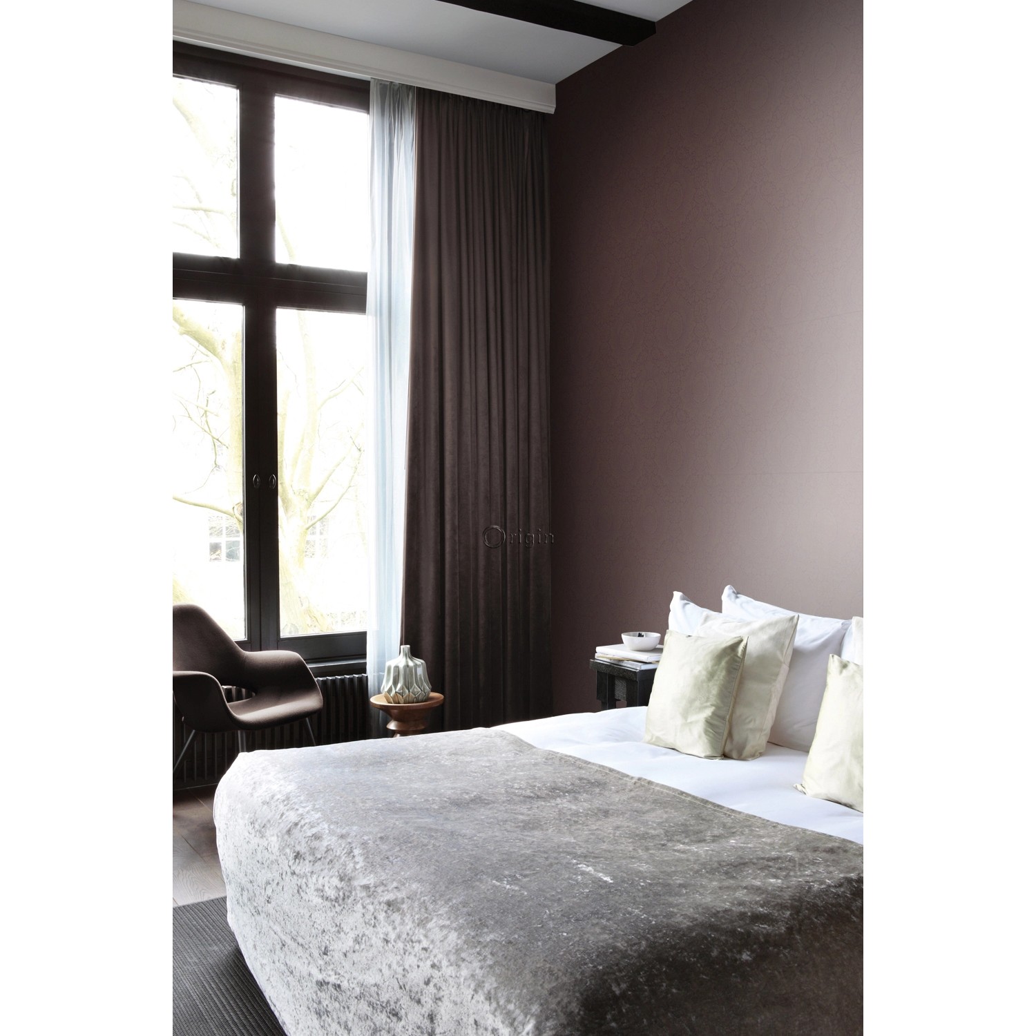 Schlafzimmer mit dunkelvioletter Ornament Tapete von Origin Wallcoverings.