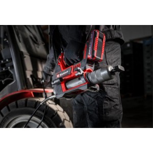 Einhell Akku-Fettpresse TP-GR 18/690 Li Solo in Nutzung, rot/schwarz.