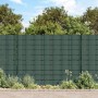 Mattgrüner PVC Sichtschutz für Gartenzäune, blickdicht, mit horizontalen Streifen. Für mehr Privatsphäre im Garten.