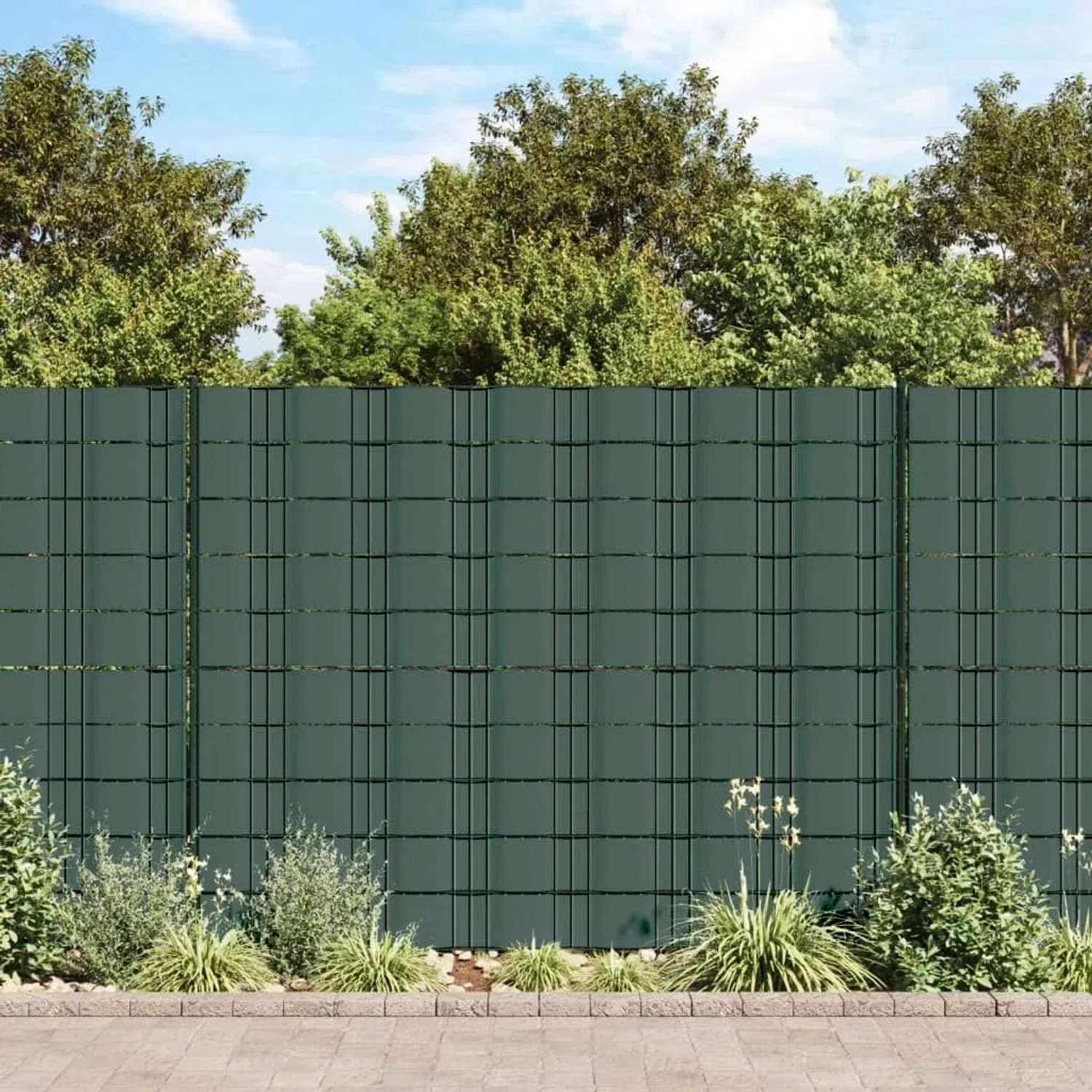 Mattgrüner PVC Sichtschutz für Gartenzäune, blickdicht, mit horizontalen Streifen. Für mehr Privatsphäre im Garten.