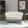 Cremeweißes HOMCOM 2-Sitzer-Sofa aus Polyester mit blütenblattförmiger Rückenlehne und goldenen Metallbeinen.