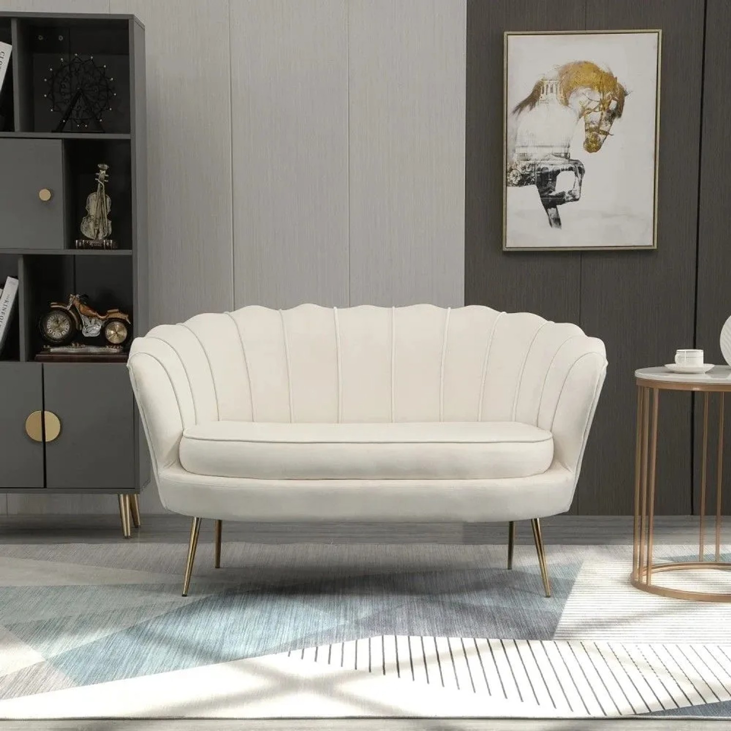 Cremeweißes HOMCOM 2-Sitzer-Sofa aus Polyester mit blütenblattförmiger Rückenlehne und goldenen Metallbeinen.