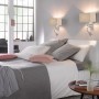 Zwei Fischer & Honsel Wandleuchten Dream in Nickel/Sand Leinen im Schlafzimmer.