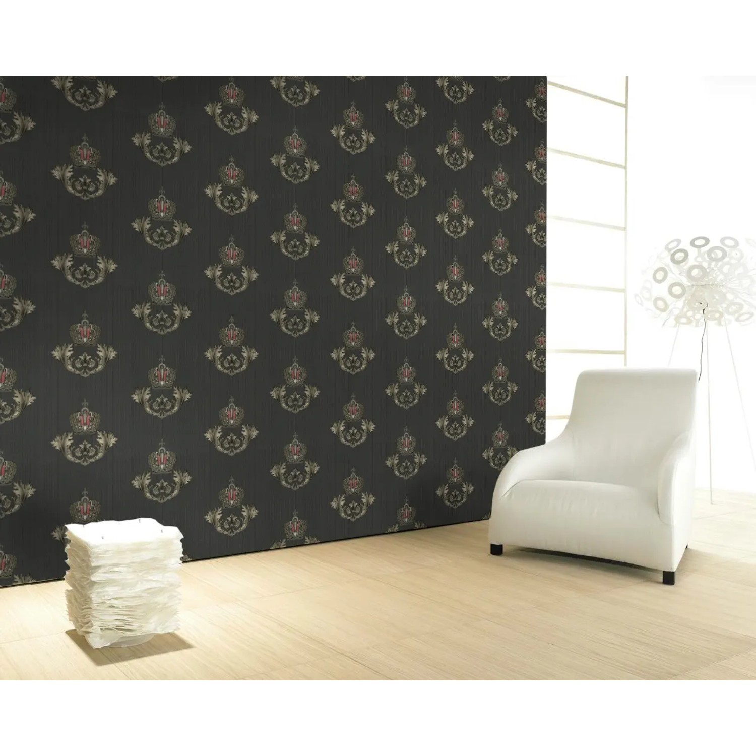 Glööckler Vliestapete mit Krone, Blattmotiv und Wappen in Schwarz-Gold für ein luxuriöses Ambiente.