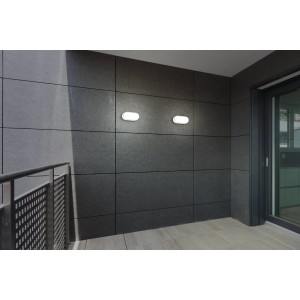 Weiße Eglo LED-Wandleuchte Boschetto-E an grauer Wand auf Balkon.