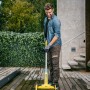 Mann reinigt Holzterrasse mit Gloria MultiBrush XL Elektro-Oberflächenbürste.