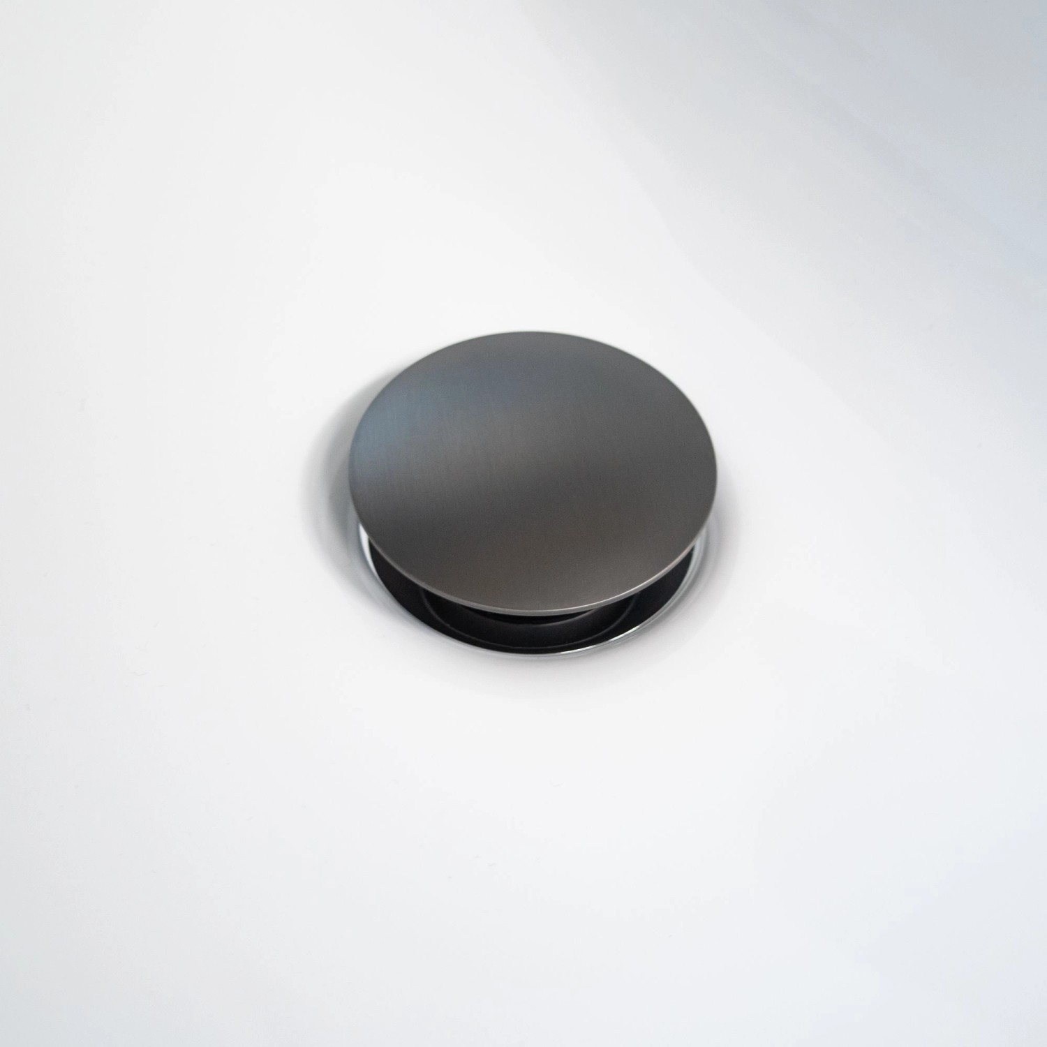 Detailaufnahme Ablaufgarnitur der Schöner Wohnen Waschtischarmatur Kadia in Industrial.