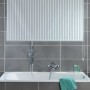 Wenko Duschrollo 128x240 cm, weiß gestreift, über Badewanne montiert. Moderner Duschvorhang.