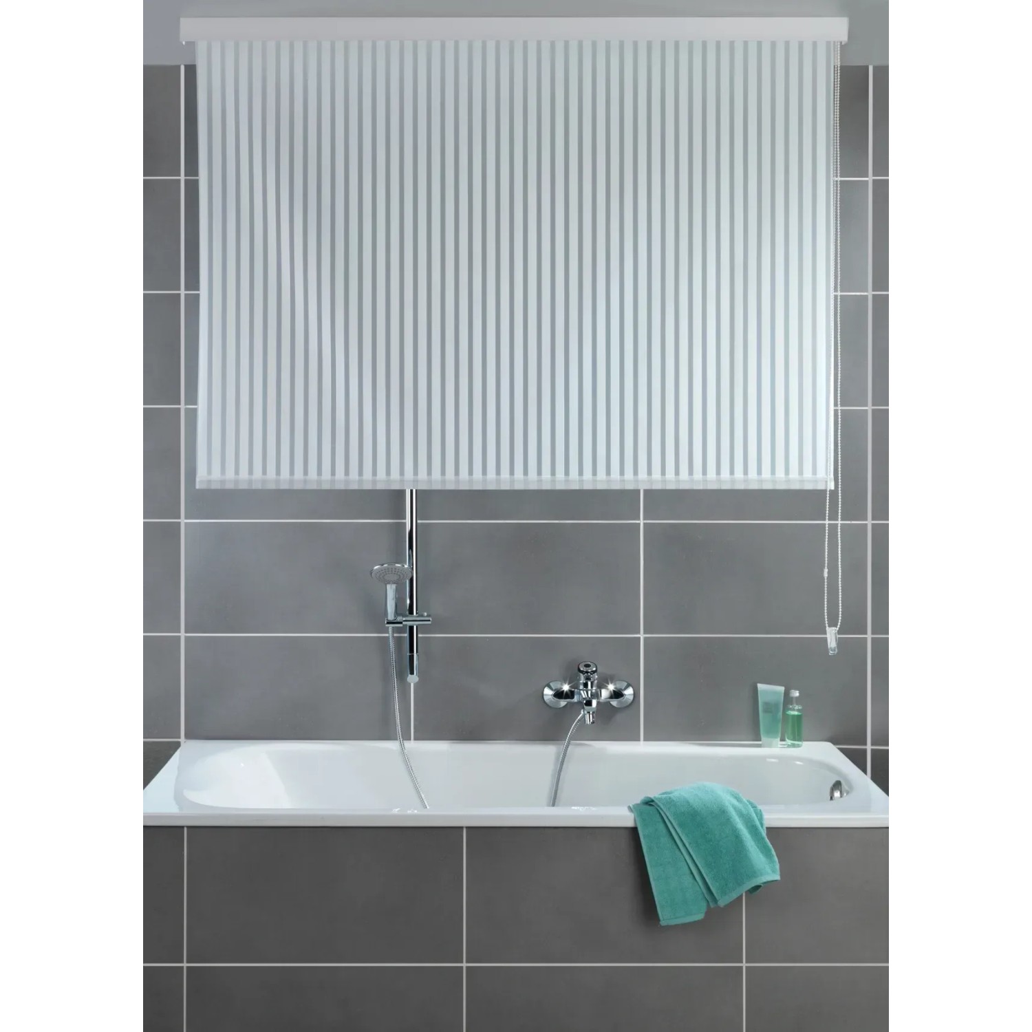 Wenko Duschrollo 128x240 cm, weiß gestreift, über Badewanne montiert. Moderner Duschvorhang.
