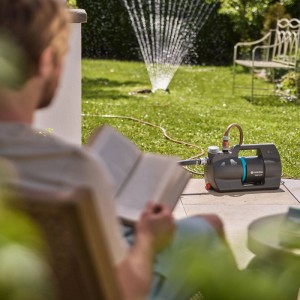 Gardena Haus- und Gartenautomat 4600 Silent beim Bewässern des Gartens. Leise Gartenpumpe im Einsatz.