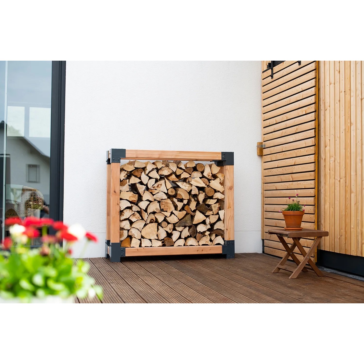 Westmann Kaminholzregal Michel aus Lärchenholz, gefüllt mit Holzscheiten. Praktische Lagerung für Kaminholz.
