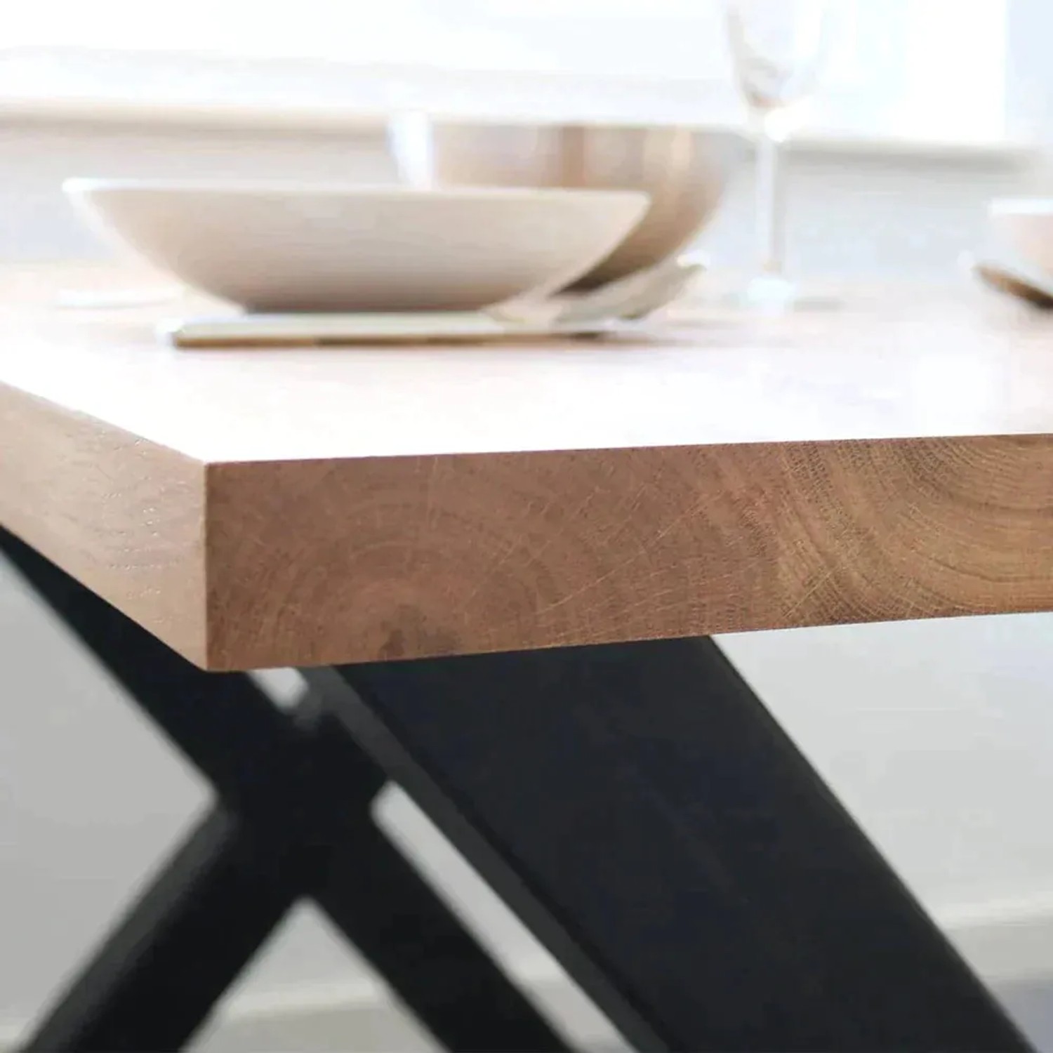 Holz4home Tischplatte aus Eiche, 240x100 cm, ohne Baumkante, mit schwarzem Tischgestell.