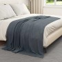 Dunkelgraue vidaXL Fleece-Überwurfdecke (200x150 cm) gemütlich auf einem Bett drapiert. Weiche Decke für Schlafzimmer & Wohnzimmer.
