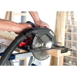 Skil Handkreissäge 5830AA in Aktion beim Sägen von Holz, mit Staubsaugeranschluss.