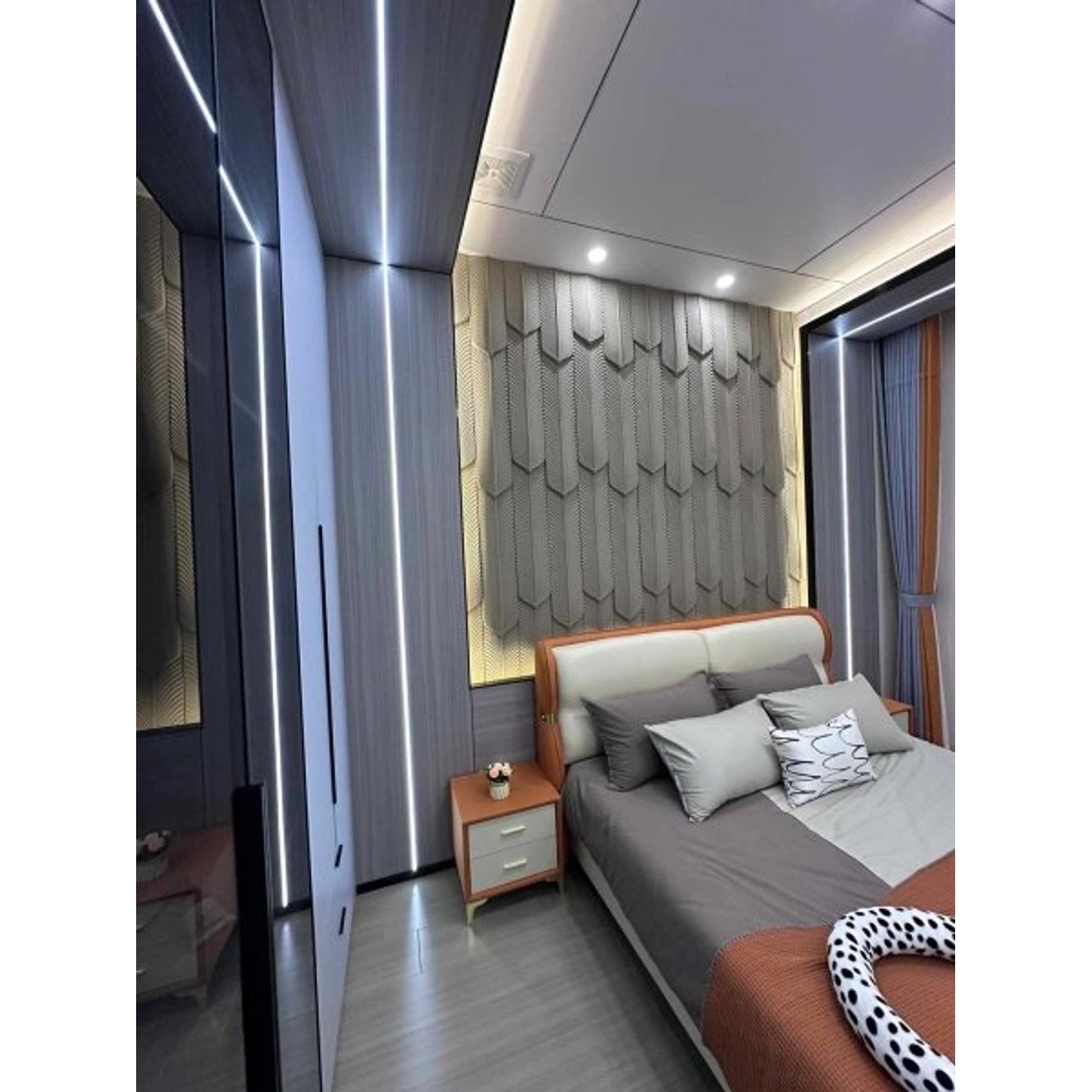 Schlafzimmer mit hellgrauen Colortree Wandpaneelen in Maseroptik als Wandverkleidung.