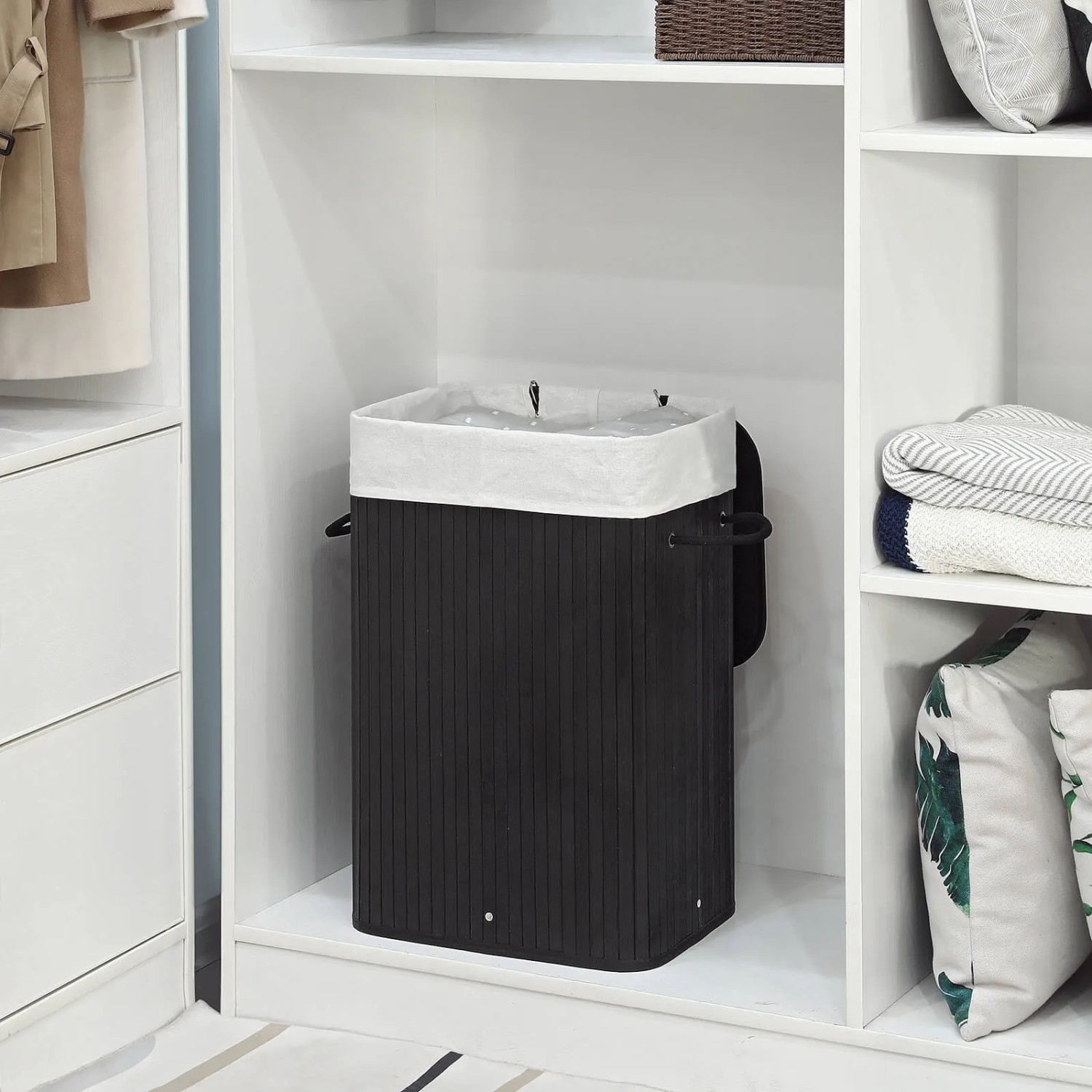 Schwarze Songmics Wäschetonne (72 l) mit Deckel im Regal.
